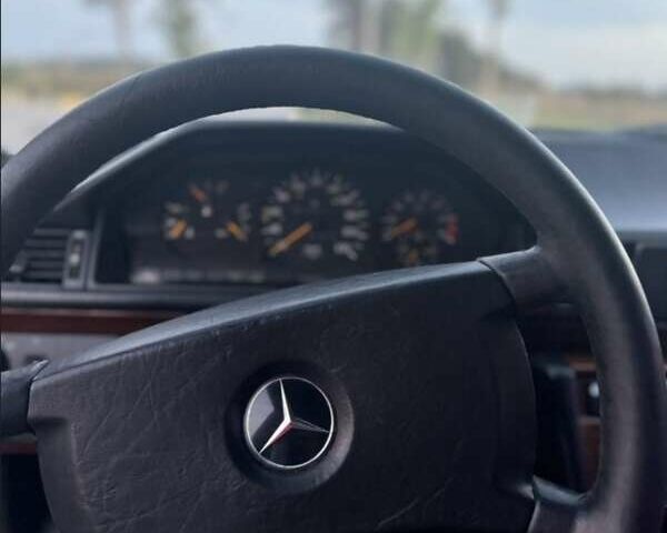 Сірий Мерседес Е-Клас, об'ємом двигуна 2 л та пробігом 600 тис. км за 1425 $, фото 3 на Automoto.ua