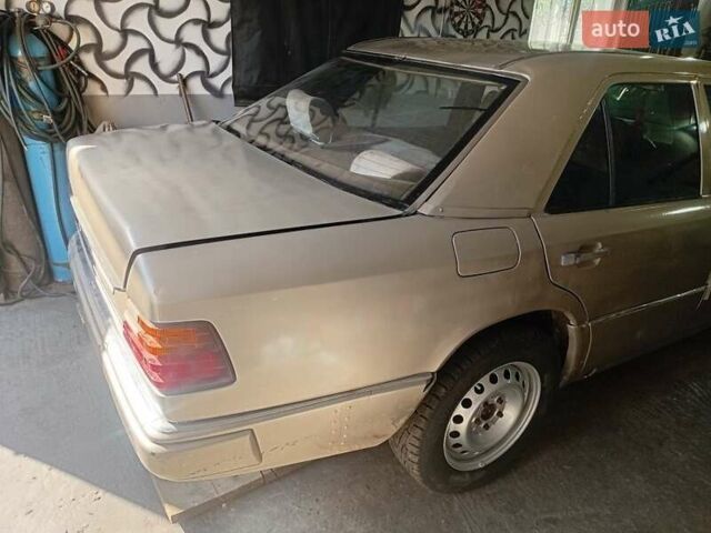 Серый Мерседес Е-Класс, объемом двигателя 2.6 л и пробегом 320 тыс. км за 1600 $, фото 2 на Automoto.ua