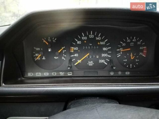 Серый Мерседес Е-Класс, объемом двигателя 2 л и пробегом 250 тыс. км за 3000 $, фото 3 на Automoto.ua