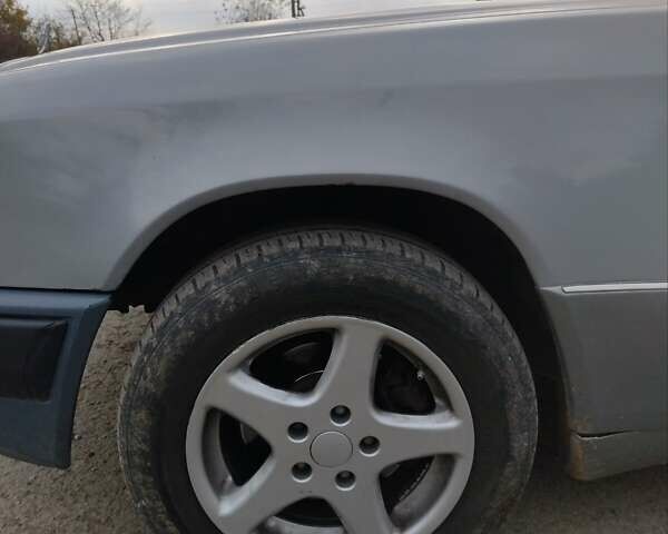 Мерседес Е-Класс 1991 в Каменце-Подольском на Automoto.ua Серый Мерседес Е-Класс, объемом двигателя 2.3 л и пробегом 290 тыс. км за 2750 $, фото 11 на Automoto.ua