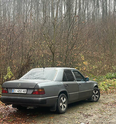 Серый Мерседес Е-Класс, объемом двигателя 2 л и пробегом 296 тыс. км за 2500 $, фото 1 на Automoto.ua