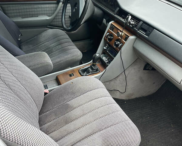 Серый Мерседес Е-Класс, объемом двигателя 2 л и пробегом 296 тыс. км за 2500 $, фото 18 на Automoto.ua