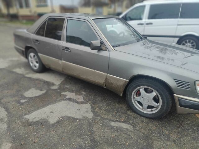 Серый Мерседес Е-Класс, объемом двигателя 2.5 л и пробегом 650 тыс. км за 1537 $, фото 2 на Automoto.ua