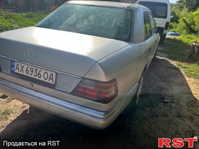 Серый Мерседес Е-Класс, объемом двигателя 2.3 л и пробегом 200 тыс. км за 2600 $, фото 3 на Automoto.ua