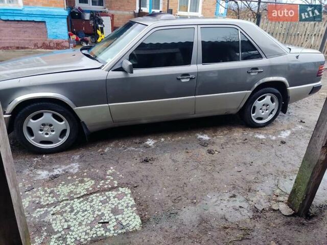 Серый Мерседес Е-Класс, объемом двигателя 2.5 л и пробегом 350 тыс. км за 2000 $, фото 4 на Automoto.ua