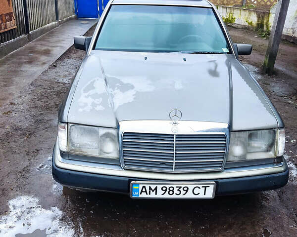 Серый Мерседес Е-Класс, объемом двигателя 2.5 л и пробегом 350 тыс. км за 2000 $, фото 3 на Automoto.ua