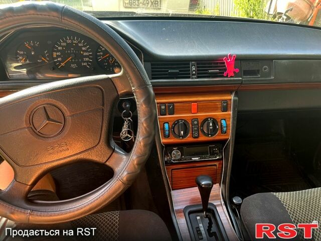 Серый Мерседес Е-Класс, объемом двигателя 2.3 л и пробегом 200 тыс. км за 2600 $, фото 8 на Automoto.ua