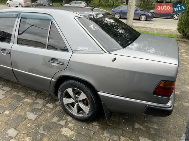 Сірий Мерседес Е-Клас, об'ємом двигуна 2 л та пробігом 295 тис. км за 2800 $, фото 4 на Automoto.ua