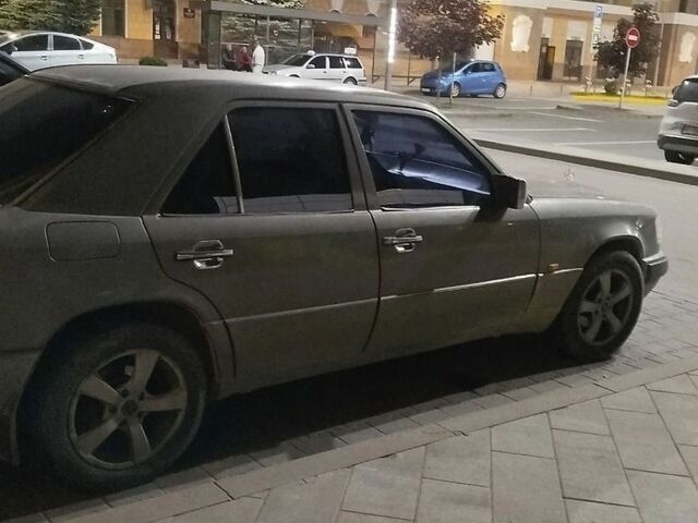Сірий Мерседес Е-Клас, об'ємом двигуна 2 л та пробігом 435 тис. км за 2650 $, фото 4 на Automoto.ua