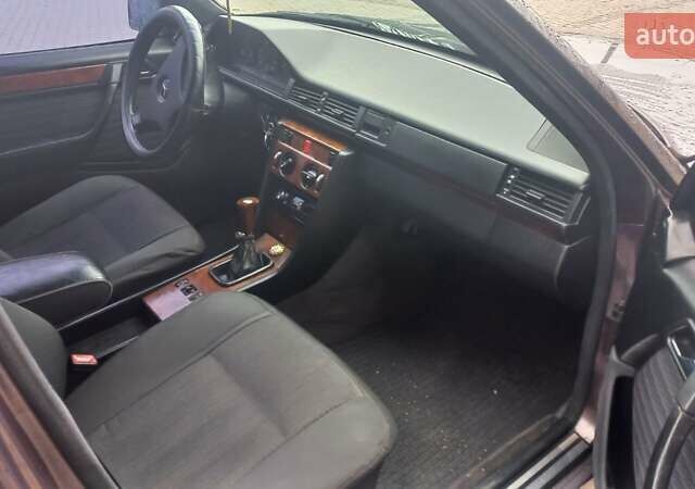 Сірий Мерседес Е-Клас, об'ємом двигуна 2.3 л та пробігом 452 тис. км за 2700 $, фото 13 на Automoto.ua