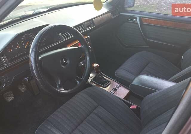 Серый Мерседес Е-Класс, объемом двигателя 2.3 л и пробегом 400 тыс. км за 2500 $, фото 8 на Automoto.ua