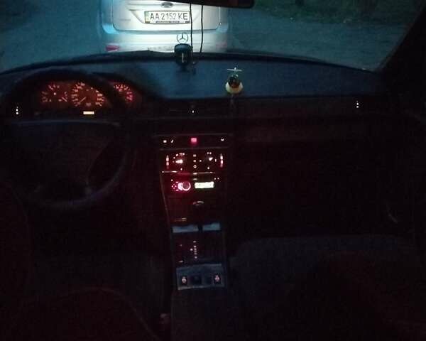 Серый Мерседес Е-Класс, объемом двигателя 3.2 л и пробегом 469 тыс. км за 6800 $, фото 22 на Automoto.ua