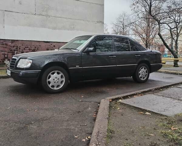 Серый Мерседес Е-Класс, объемом двигателя 3.2 л и пробегом 469 тыс. км за 6800 $, фото 3 на Automoto.ua