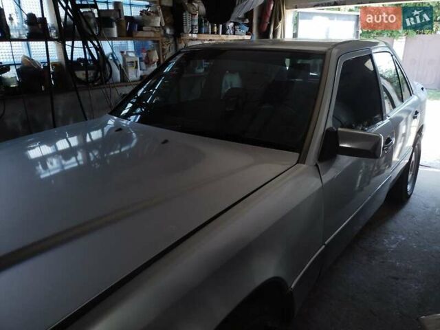 Серый Мерседес Е-Класс, объемом двигателя 3 л и пробегом 302 тыс. км за 4500 $, фото 1 на Automoto.ua