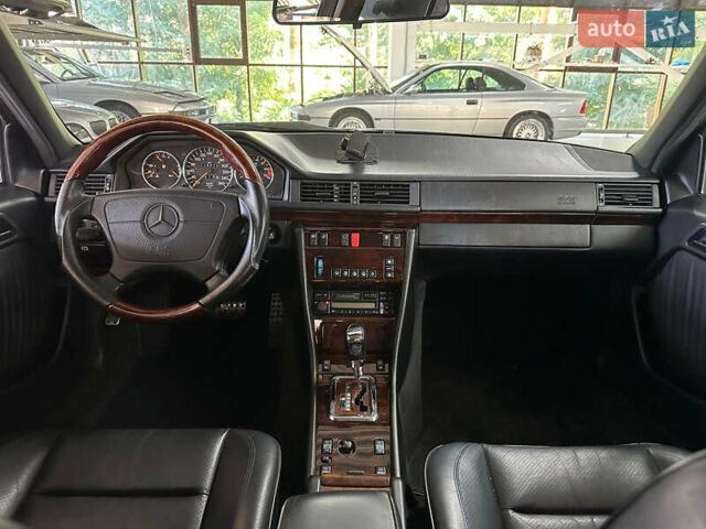 Сірий Мерседес Е-Клас, об'ємом двигуна 5 л та пробігом 118 тис. км за 85000 $, фото 14 на Automoto.ua