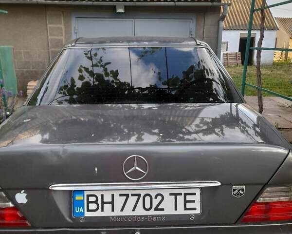 Серый Мерседес Е-Класс, объемом двигателя 2.2 л и пробегом 400 тыс. км за 2500 $, фото 3 на Automoto.ua