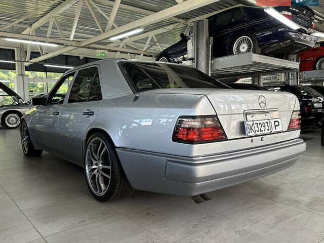 Сірий Мерседес Е-Клас, об'ємом двигуна 5 л та пробігом 118 тис. км за 85000 $, фото 5 на Automoto.ua