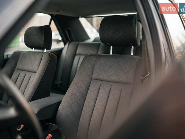 Сірий Мерседес Е-Клас, об'ємом двигуна 2.8 л та пробігом 126 тис. км за 25000 $, фото 41 на Automoto.ua