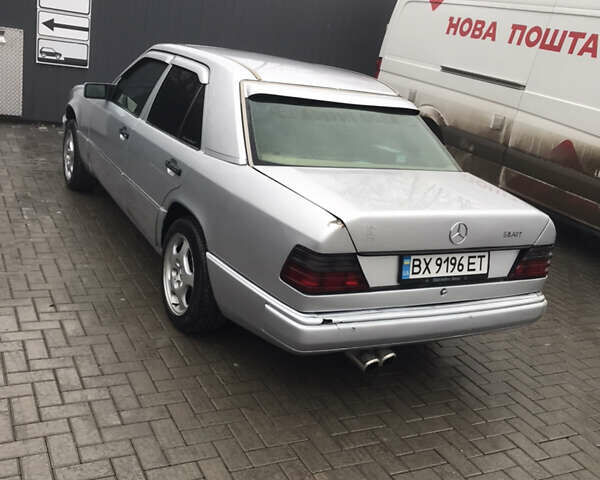 Серый Мерседес Е-Класс, объемом двигателя 2 л и пробегом 300 тыс. км за 1700 $, фото 2 на Automoto.ua