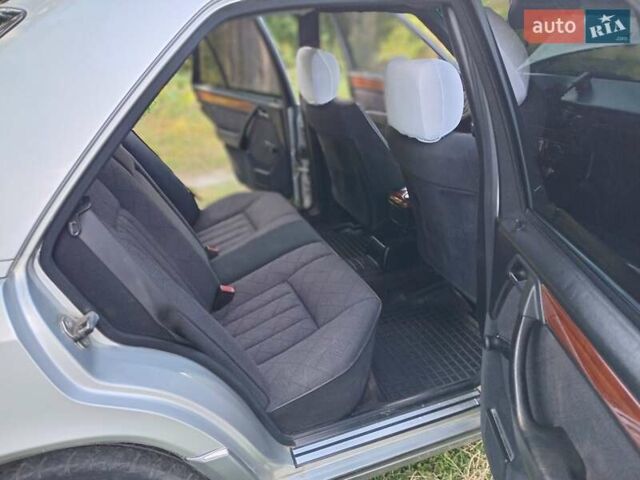 Серый Мерседес Е-Класс, объемом двигателя 2.5 л и пробегом 362 тыс. км за 8200 $, фото 4 на Automoto.ua