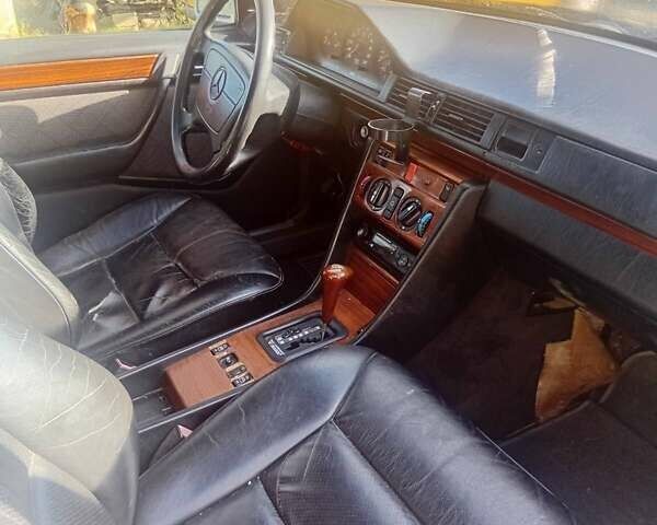 Сірий Мерседес Е-Клас, об'ємом двигуна 2.2 л та пробігом 270 тис. км за 2100 $, фото 2 на Automoto.ua