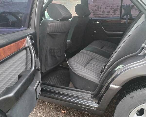 Серый Мерседес Е-Класс, объемом двигателя 3.2 л и пробегом 469 тыс. км за 6800 $, фото 12 на Automoto.ua