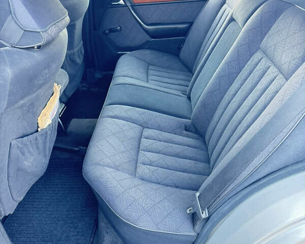 Серый Мерседес Е-Класс, объемом двигателя 3.2 л и пробегом 421 тыс. км за 3500 $, фото 7 на Automoto.ua