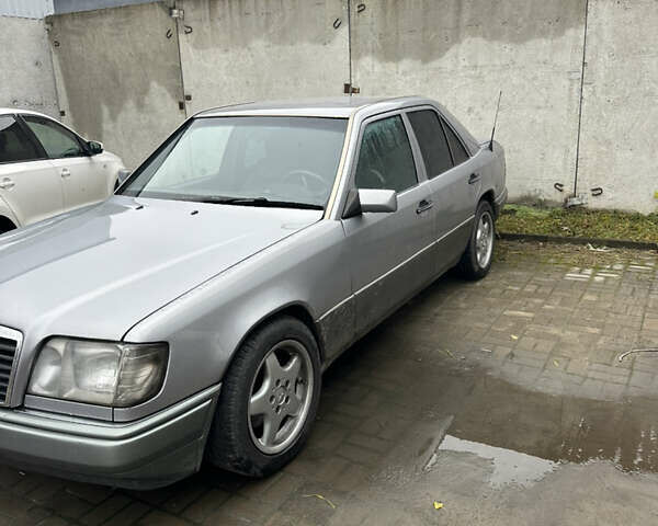 Сірий Мерседес Е-Клас, об'ємом двигуна 2.5 л та пробігом 530 тис. км за 3800 $, фото 1 на Automoto.ua