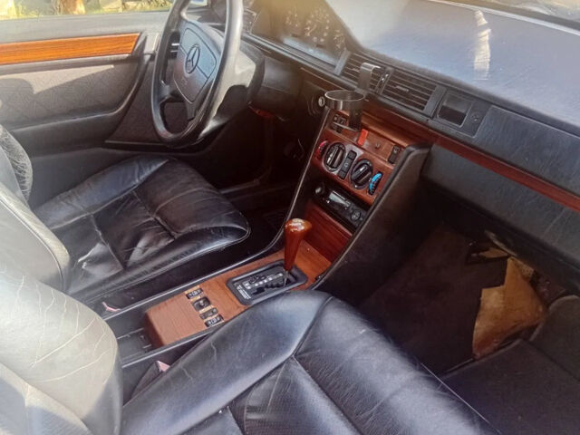 Серый Мерседес Е-Класс, объемом двигателя 2.2 л и пробегом 270 тыс. км за 2100 $, фото 2 на Automoto.ua