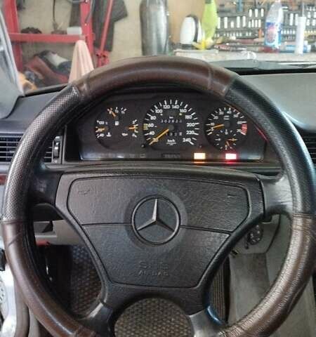 Серый Мерседес Е-Класс, объемом двигателя 3 л и пробегом 302 тыс. км за 4500 $, фото 4 на Automoto.ua