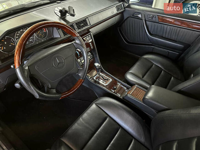 Сірий Мерседес Е-Клас, об'ємом двигуна 5 л та пробігом 118 тис. км за 85000 $, фото 17 на Automoto.ua