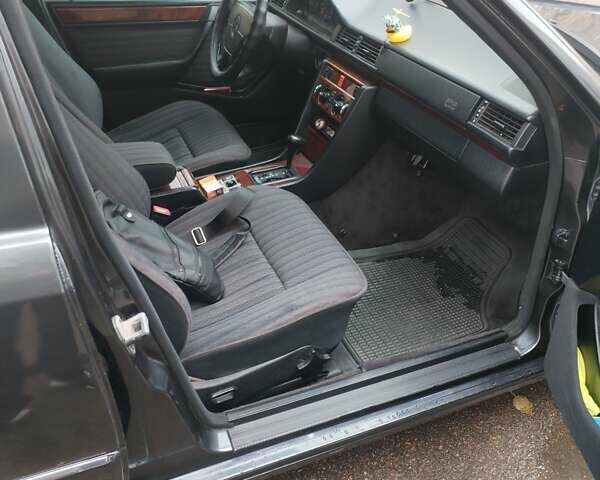 Серый Мерседес Е-Класс, объемом двигателя 3.2 л и пробегом 469 тыс. км за 6800 $, фото 10 на Automoto.ua