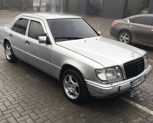 Серый Мерседес Е-Класс, объемом двигателя 2 л и пробегом 300 тыс. км за 1700 $, фото 1 на Automoto.ua