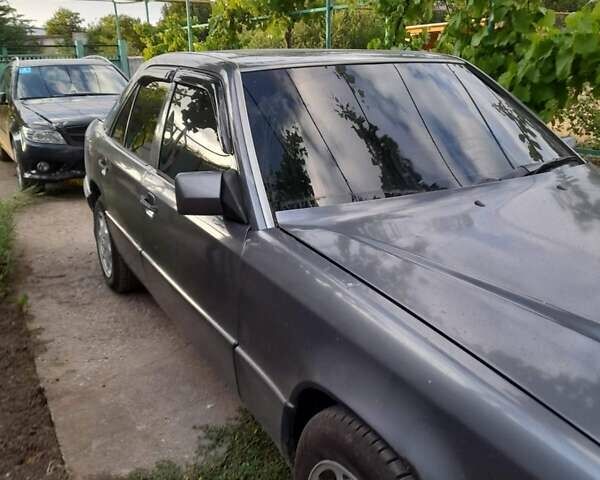 Серый Мерседес Е-Класс, объемом двигателя 2.2 л и пробегом 400 тыс. км за 2500 $, фото 1 на Automoto.ua