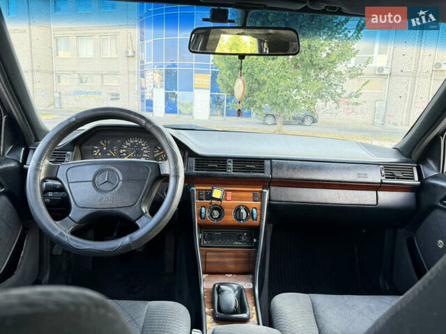 Серый Мерседес Е-Класс, объемом двигателя 3.2 л и пробегом 421 тыс. км за 3500 $, фото 9 на Automoto.ua