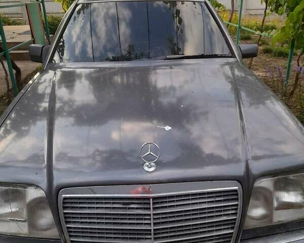 Серый Мерседес Е-Класс, объемом двигателя 2.2 л и пробегом 400 тыс. км за 2500 $, фото 4 на Automoto.ua