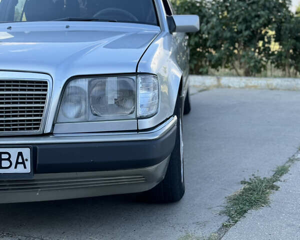 Серый Мерседес Е-Класс, объемом двигателя 3.2 л и пробегом 421 тыс. км за 3500 $, фото 5 на Automoto.ua