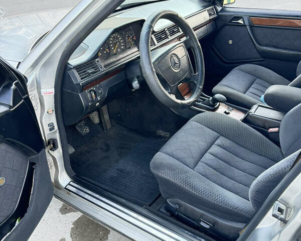 Серый Мерседес Е-Класс, объемом двигателя 3.2 л и пробегом 421 тыс. км за 3500 $, фото 8 на Automoto.ua