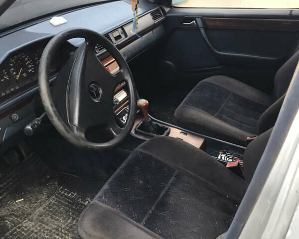 Серый Мерседес Е-Класс, объемом двигателя 2 л и пробегом 300 тыс. км за 1700 $, фото 10 на Automoto.ua