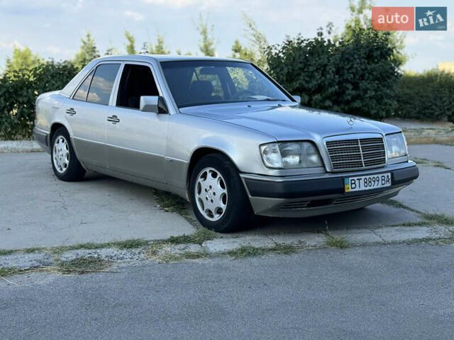 Серый Мерседес Е-Класс, объемом двигателя 3.2 л и пробегом 421 тыс. км за 3500 $, фото 6 на Automoto.ua