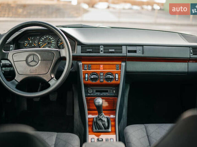 Сірий Мерседес Е-Клас, об'ємом двигуна 2.8 л та пробігом 126 тис. км за 25000 $, фото 28 на Automoto.ua