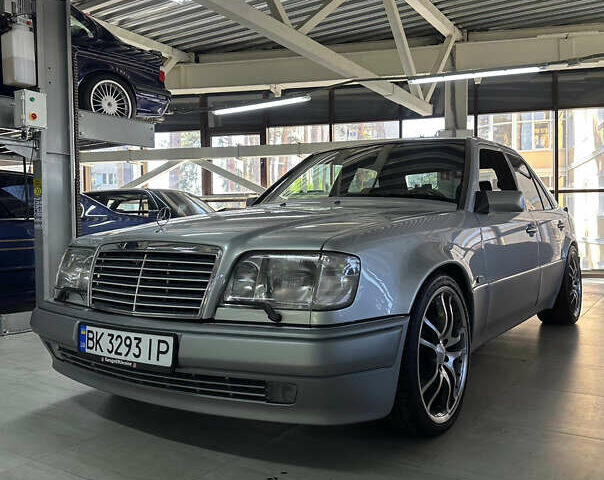 Сірий Мерседес Е-Клас, об'ємом двигуна 5 л та пробігом 118 тис. км за 85000 $, фото 2 на Automoto.ua