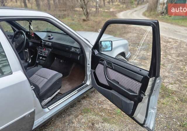 Сірий Мерседес Е-Клас, об'ємом двигуна 2 л та пробігом 547 тис. км за 2400 $, фото 16 на Automoto.ua