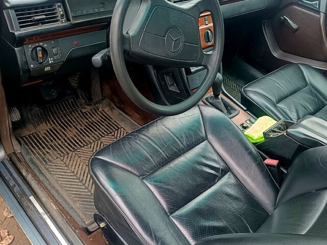 Сірий Мерседес Е-Клас, об'ємом двигуна 2 л та пробігом 356 тис. км за 3200 $, фото 3 на Automoto.ua