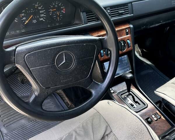 Сірий Мерседес Е-Клас, об'ємом двигуна 2.2 л та пробігом 460 тис. км за 2800 $, фото 18 на Automoto.ua