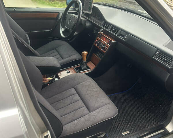 Сірий Мерседес Е-Клас, об'ємом двигуна 2.5 л та пробігом 450 тис. км за 3200 $, фото 5 на Automoto.ua