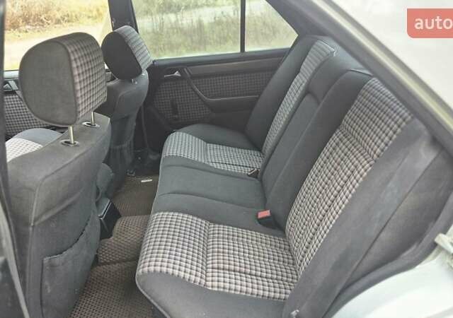 Сірий Мерседес Е-Клас, об'ємом двигуна 2 л та пробігом 547 тис. км за 2400 $, фото 17 на Automoto.ua