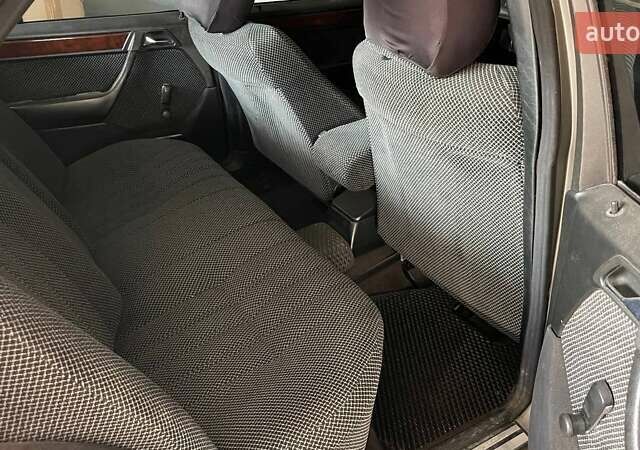 Сірий Мерседес Е-Клас, об'ємом двигуна 2 л та пробігом 431 тис. км за 3000 $, фото 6 на Automoto.ua