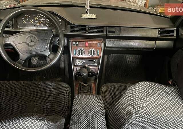 Сірий Мерседес Е-Клас, об'ємом двигуна 2 л та пробігом 431 тис. км за 3000 $, фото 5 на Automoto.ua