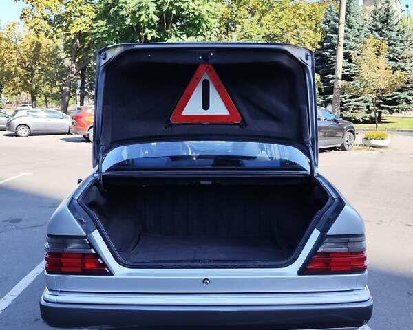 Сірий Мерседес Е-Клас, об'ємом двигуна 2.8 л та пробігом 303 тис. км за 4350 $, фото 34 на Automoto.ua